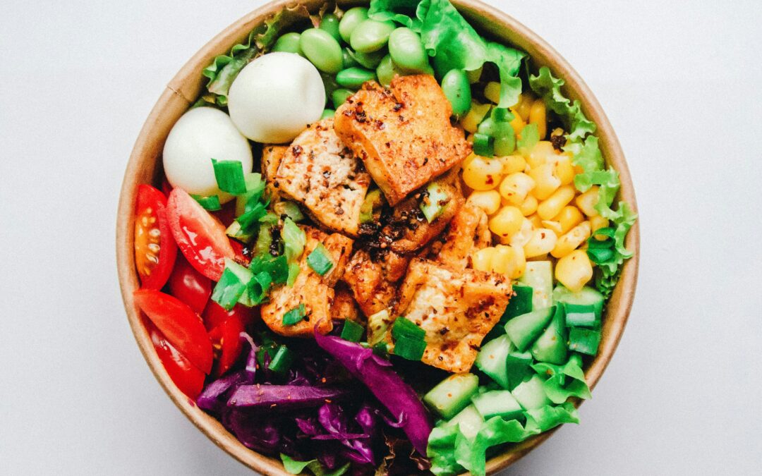 Buddha bowl / Miska obfitości z łososiem